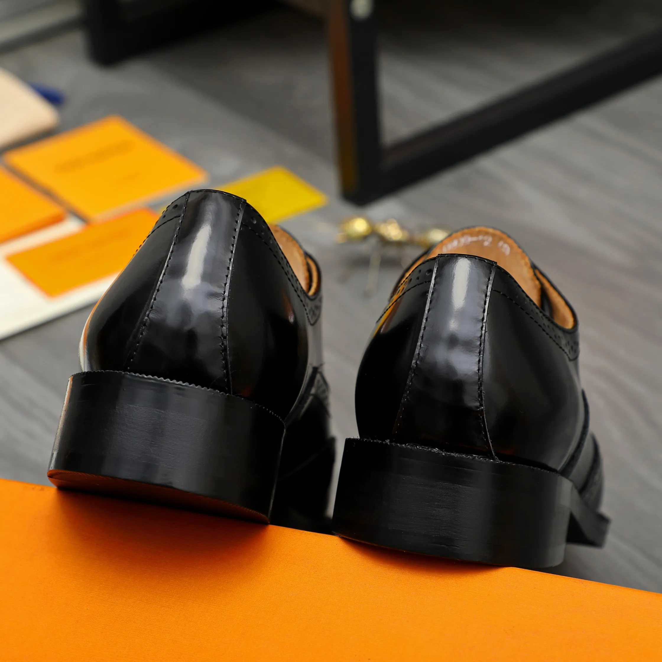 Men's shoes 💰500 Product trademark: LV "Louis Vuitton" business formal leather shoes Regular size: 39-45 (.45 customization is non-returnable) Product materials: Selected pearlescent cowhide upper, cowhide lining, original rubber outsole